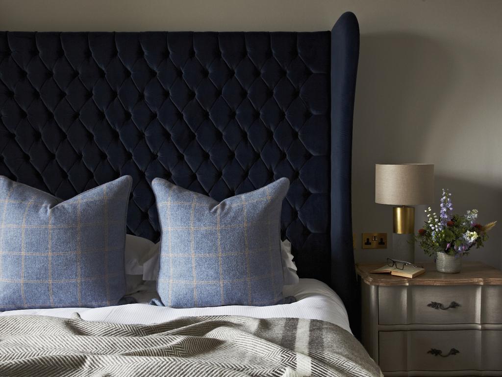 The Roseate Edinburgh - Small Luxury Hotels Of The World Exterior foto A bed with a blue velvet headboard