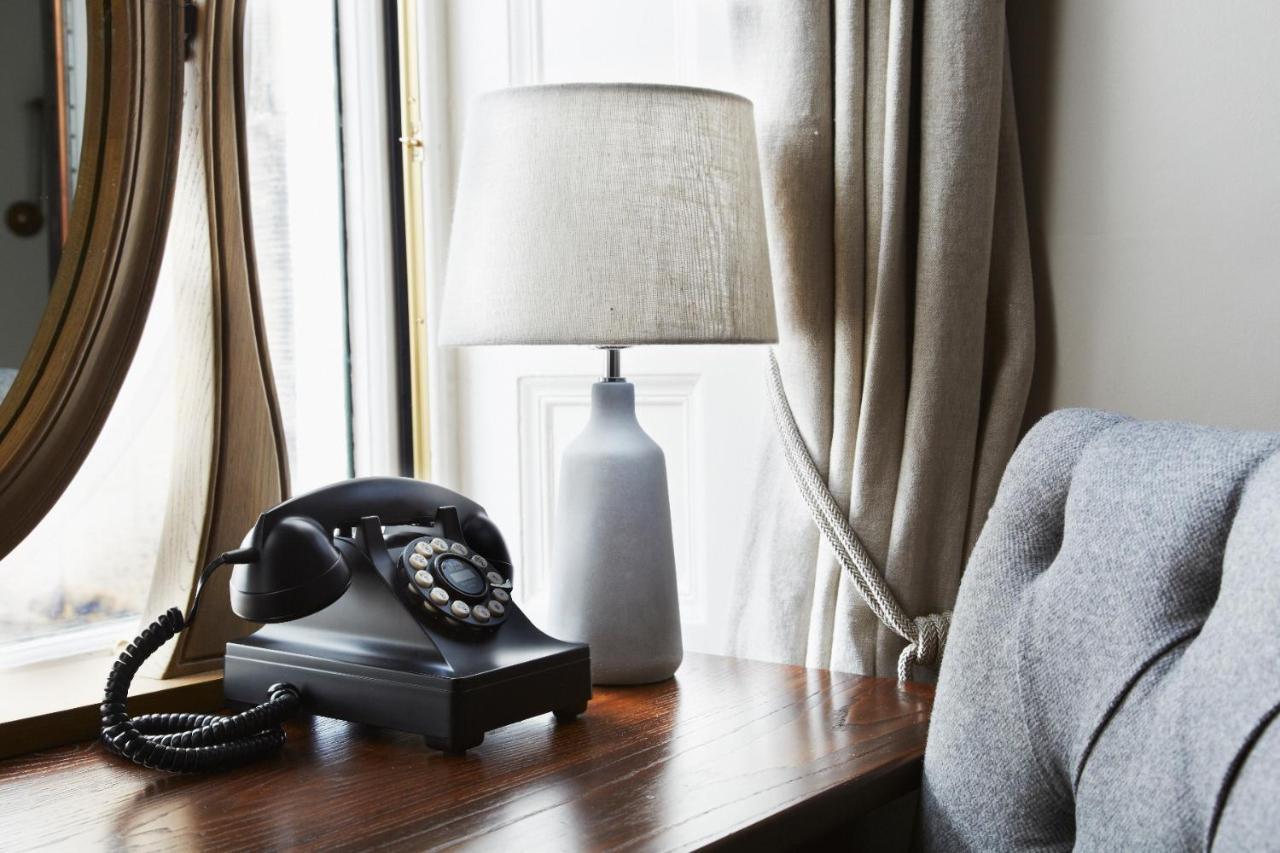 The Roseate Edinburgh - Small Luxury Hotels Of The World Exterior foto A telephone with a rotary dial